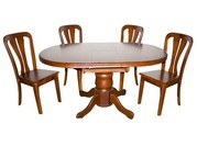 Деревянные стулья и столы.